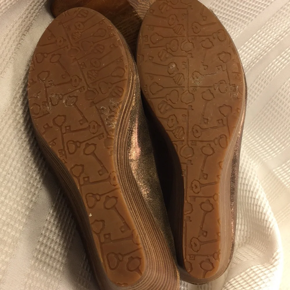 NWOT Fossil metallic leather peep toe 2.5”wedge